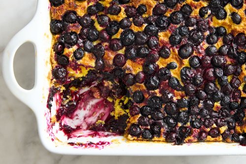 This 4-Ingredient Blueberry “Dump Cake” Doesn’t Even Last 10 Minutes in My Home
