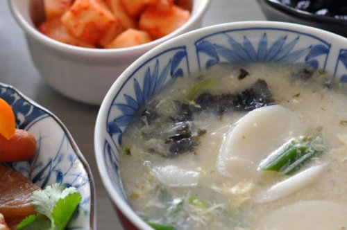 Recipe: Vegetarian Dduk Gook (Korean Rice Cake Soup)