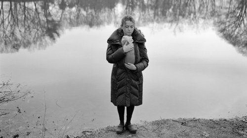 Mark Steinmetz Portrays the Gestures of Love between Mother and Daughter