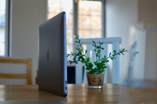 Kaputt: MacBook-Bildschirm bekommt Risse, Apple löscht Nutzerkommentare