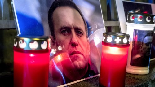 With candles and flowers, thousands pay respects to Russia's Navalny