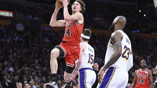 LeBron James' return from injury spoiled by Bulls' phenomenal effort in 146-115 win over Lakers