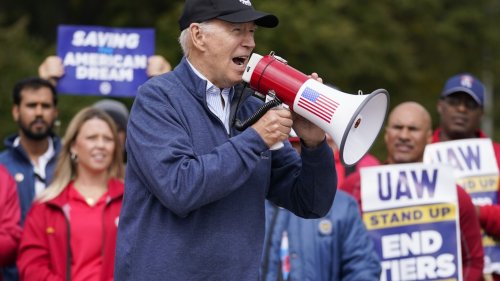 Biden urges striking auto workers to "stick with it" in picket line visit unparalleled in history