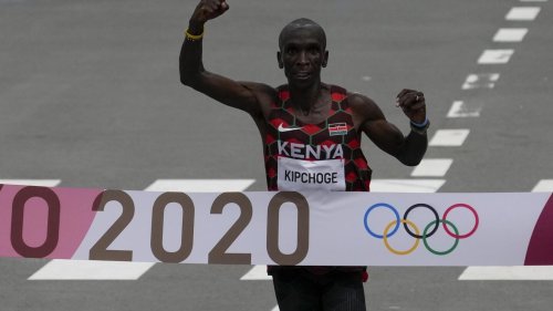 Kenya's Kipchoge dominates, defends Olympic marathon title
