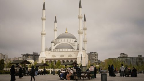 A magnitude 6.2 quake shakes Istanbul and injures more than 230 people