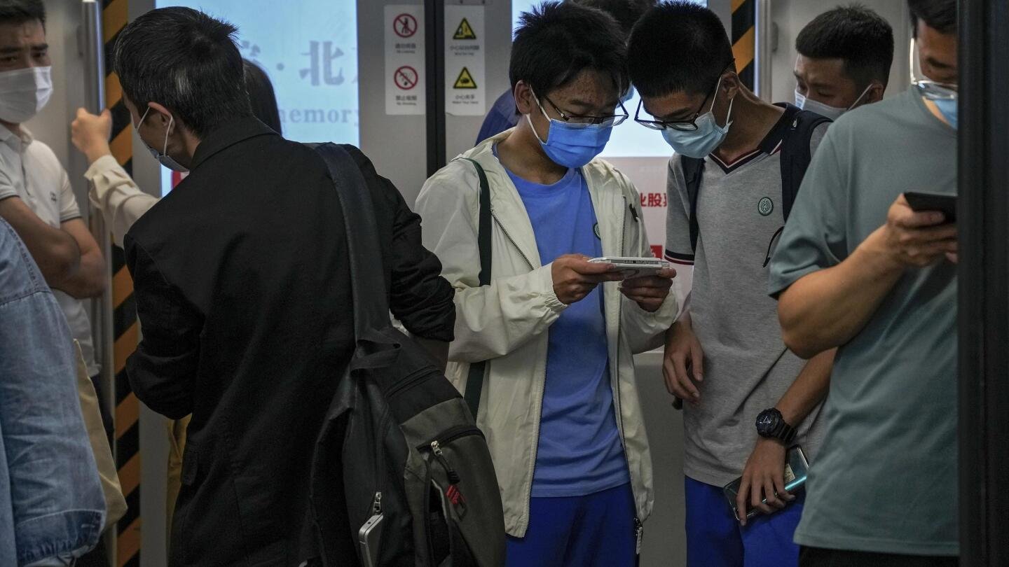 Parents in China laud rule limiting video game time for kids