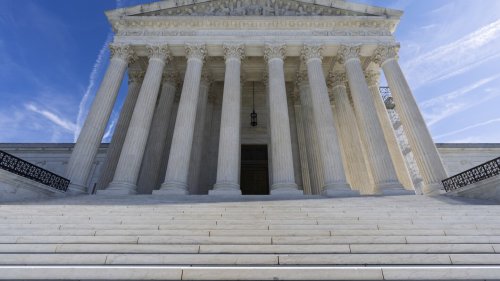Supreme Court allows Trump to strip legal protections from 350,000 Venezuelans who risk deportation