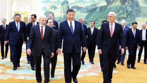 Chinese leader Xi issues a positive message at a meeting with US business leaders as ties improve