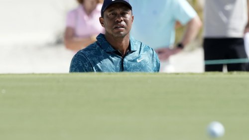Tiger Woods putts into a bunker and loses ground. Spieth and Scheffler share lead in Bahamas