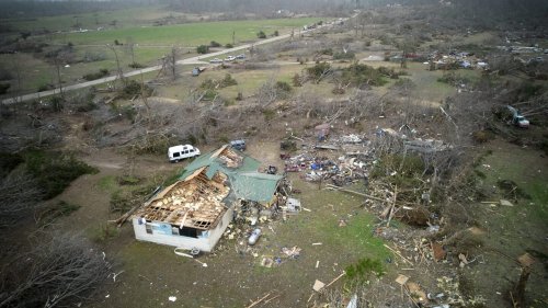 At least 32 dead in massive US storm after new fatalities reported in Kansas and Mississippi