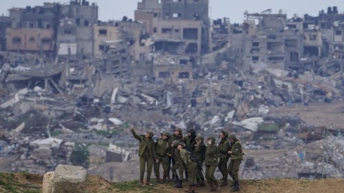 How this AP photographer caught this image of Israeli soldiers taking a selfie at the Gaza border