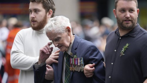 Australians and New Zealanders commemorate war dead on Anzac Day