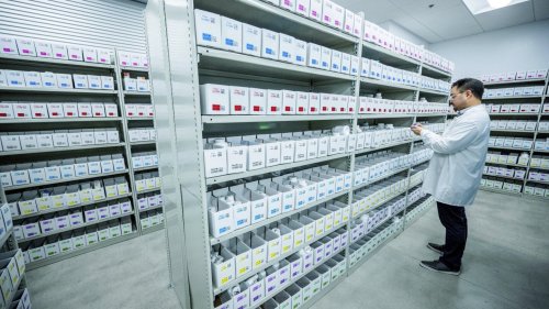 More pharmacies offer to speed prescription deliveries to customers