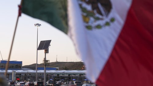 Weekslong lockups of European tourists at US borders spark fears of traveling to America