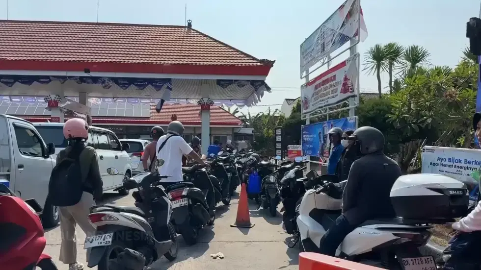 Image from AP's coverage: Fuel crisis hits Indonesia's Bali, triggers long lines in gas stations for days
