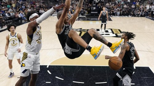 Pese a ausencia de Popovich, Spurs vencen a Pacers