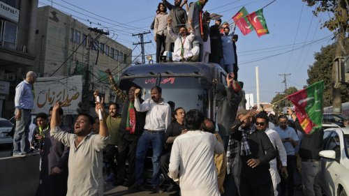 Ordenan arresto de ex primer ministro paquistaní Imran Khan