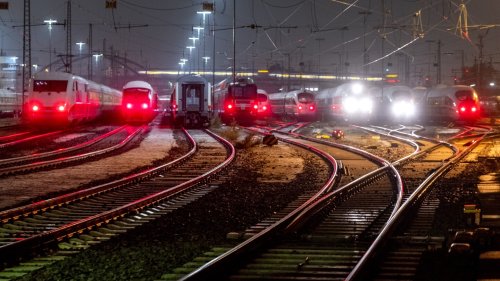 German rail workers begin 24-hour strike as pay talks stall