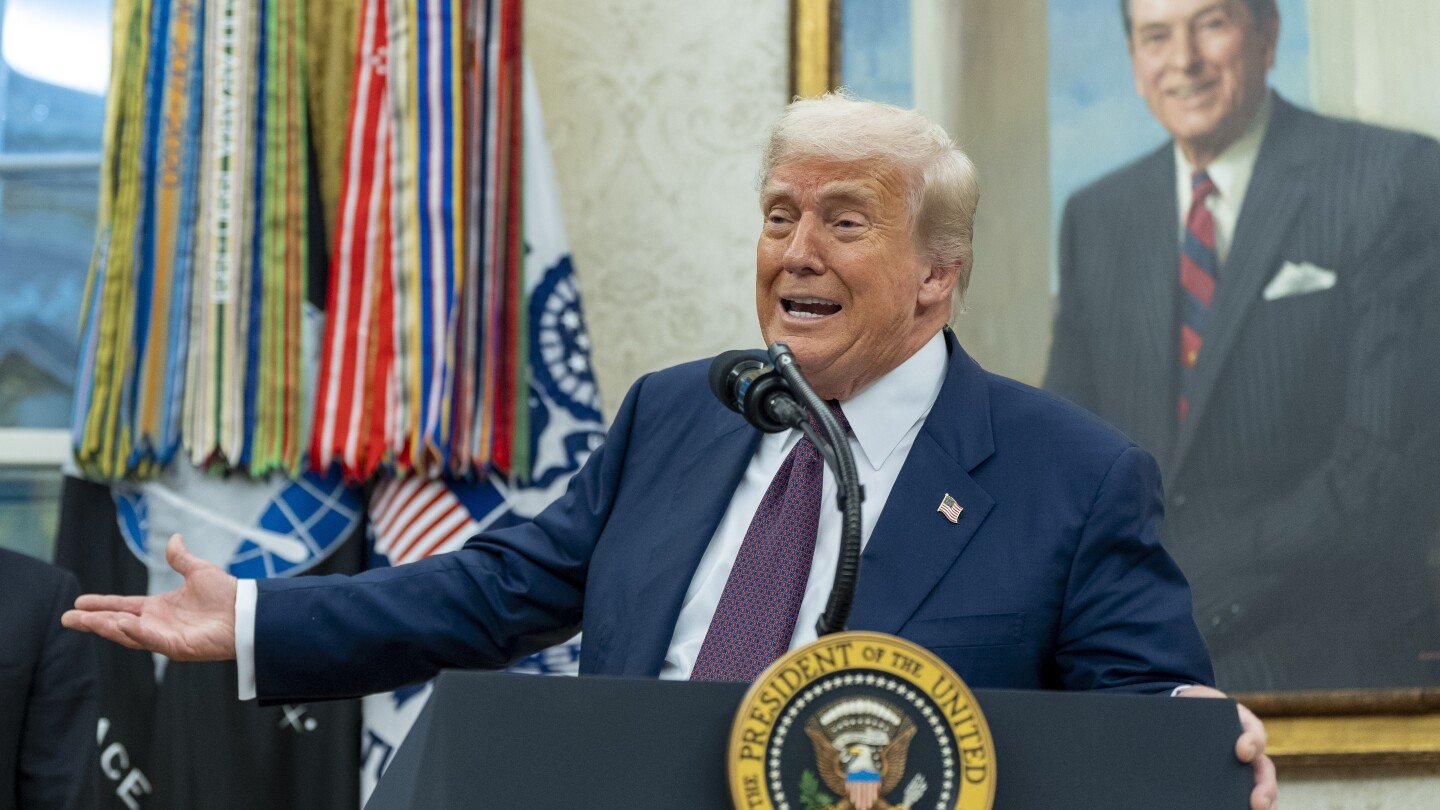 Trump orders federal regulators to probe alleged bank discrimination against conservatives