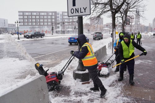 Snow and wind batter parts of US, with threat of thunderstorms and tornadoes starting later Sunday