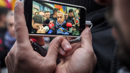 Romanians confront a deluge of online disinformation ahead of a presidential election rerun
