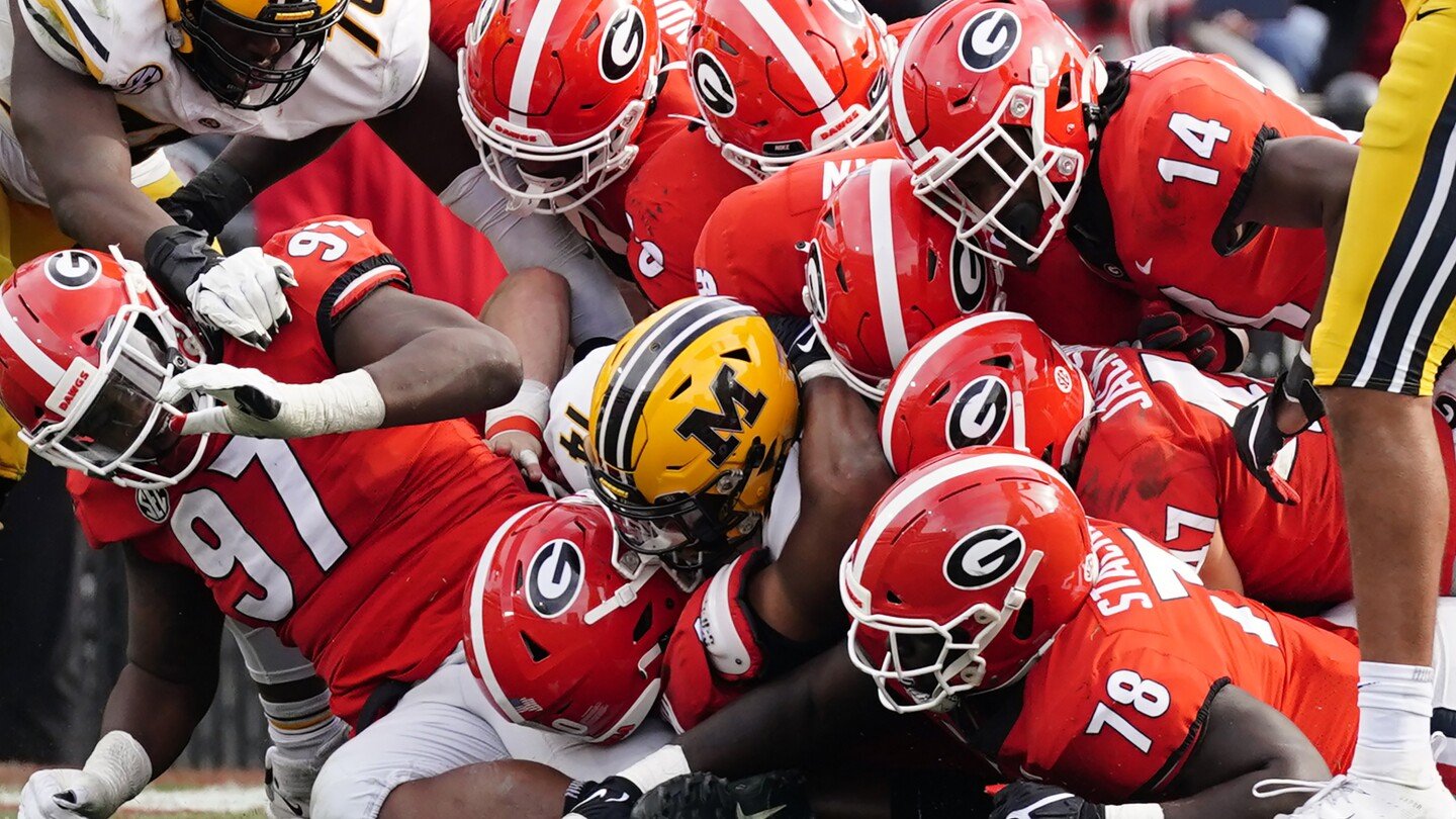 Yahoo Sports' 2023 college football predictions: Can Georgia pull off the  three-peat?