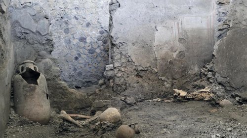 Skeletons found in Pompeii ruins reveal deaths by earthquake, not just Vesuvius' ancient eruption