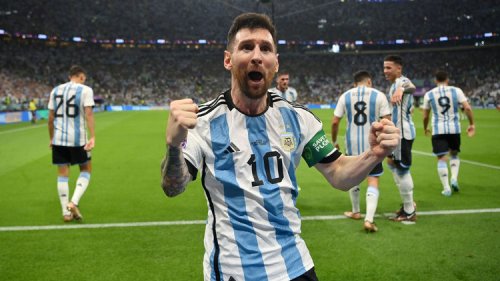 Messi strikes as Argentina downs Mexico, keeping World Cup dream alive — theScore