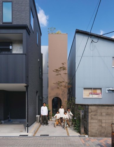 When Life Gave Them an Oddly Shaped Lot, a Young Family Built a Superbly Skinny 868-Square-Foot Home — Dwell