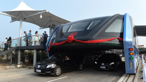 This Elevated Chinese Bus Is the Future of Public Transportation