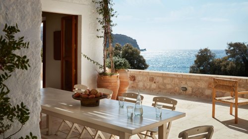 Tour a Classically Modern and Minimalist Island Home in Greece