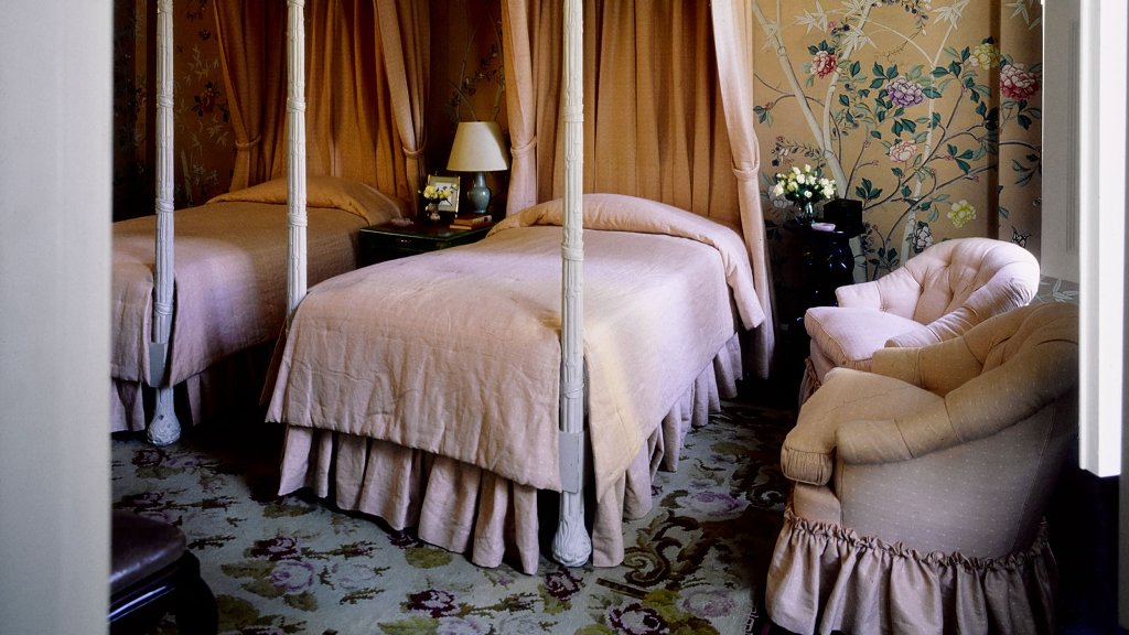 Shop The Look Of This Elegant 1980 S Guest Room Flipboard