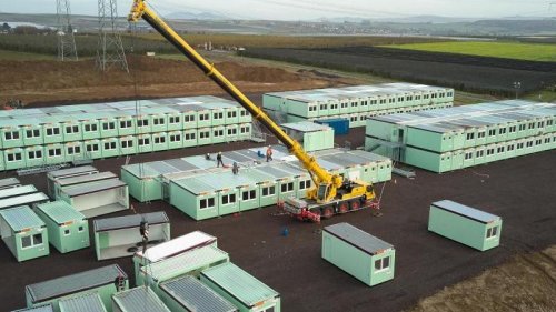 Container für flutgeschädigtes Gymnasium werden aufgebaut