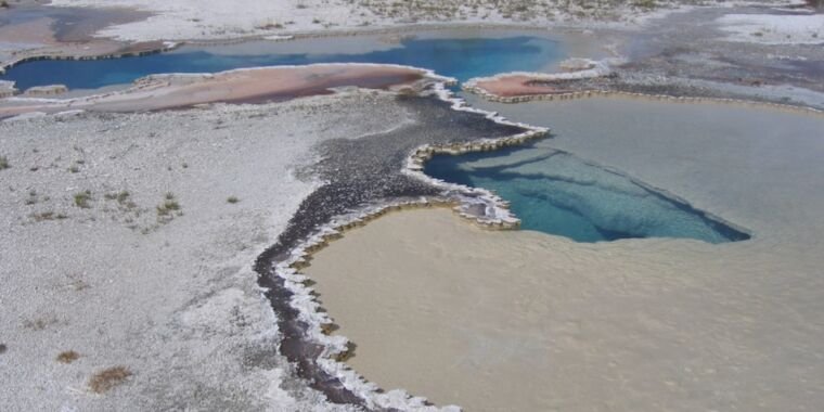 This Yellowstone hot spring’s rhythmic thump makes it a geo-thermometer