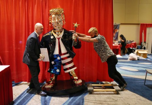 Art Industry News: Artist Says His Golden Sculpture of Trump With a Magic Wand at CPAC Is ‘Definitely Not an Idol’ + Other Stories
