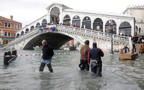 Venice Plans Daytripper Fee, Climate Activists Hit London’s National Gallery, and More: Morning Links for July 5, 2022