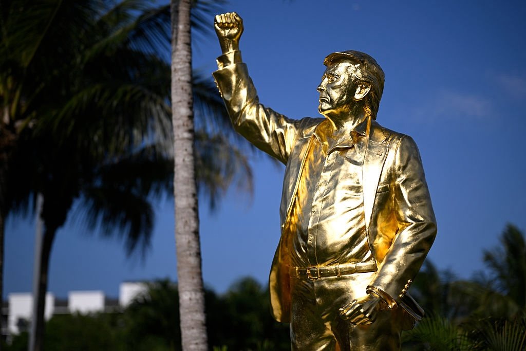 Trump’s Gold Statue Arrives at Doral After Artist Withheld It Over Crypto Dispute