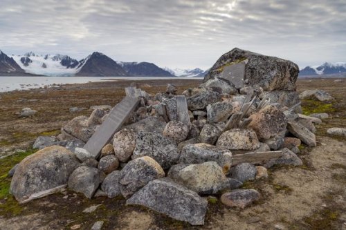Svalbard's Lonely Whaler Graves Included Burial Kits With Pieces of Distant Homes