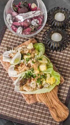 1 x Asiatisches Erdnusshuhn mit Nudeln, perfekt serviert!