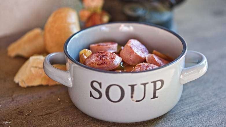 Letscho Suppe mit Bratwursteinlage, der pikante Genuss!