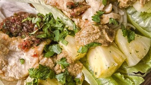 Asiatisches Erdnusshuhn mit Nudeln auf Salatblatt serviert!