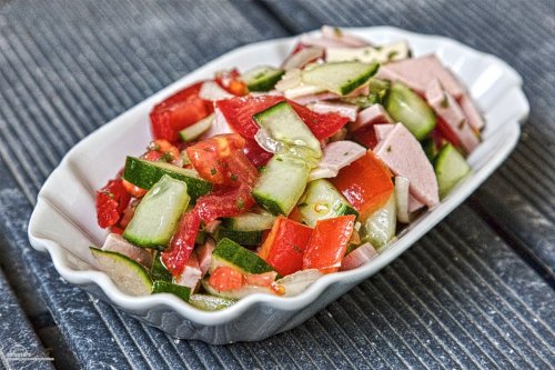 Es gibt Sommer Salat, einfach Kräuter, 100% erfrischend