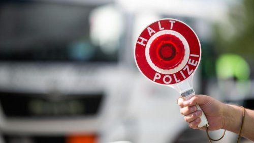 Lastwagen fährt in Schlangenlinien durch Weißenhorn
