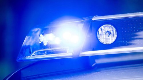 Unfallflucht: Unbekannter prallt mit Fahrzeug in Bäumenheim gegen Zaun