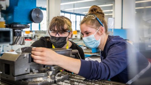 Girls' Day Akademie bringt Mädchen Berufe an schweren Maschinen näher