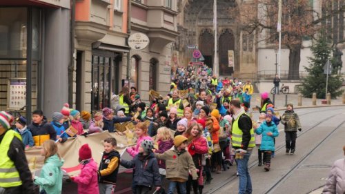 Bundesweite Nikolausaktion startet mit Friedensmarsch durch Augsburg