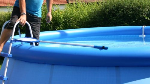Pool in Garten kippt um – Keller in Harburg wird geflutet