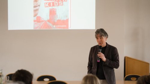 Kinder auf der Flucht: Autor Dirk Reinhardt besucht das Descartes-Gymnasium