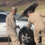 VIDEO – Ce qu’ils ont découvert sous la roue de ce SUV avait de quoi les effrayer