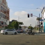 Ce motard arrive trop vite dans une intersection, il percute une voiture de plein fouet